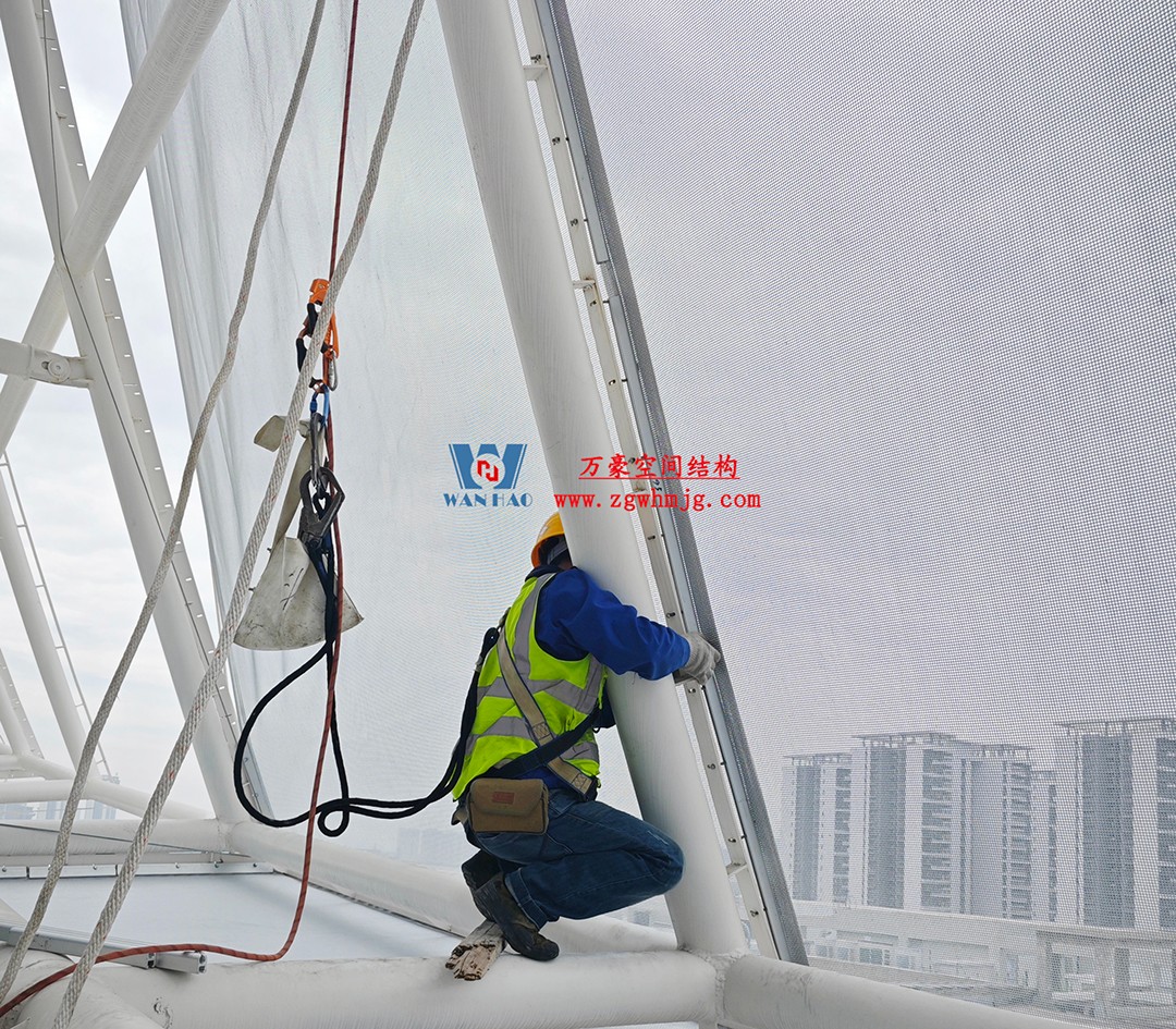 聚焦工程高質(zhì)量建設，這個網(wǎng)格織物幕墻正在施工安裝中